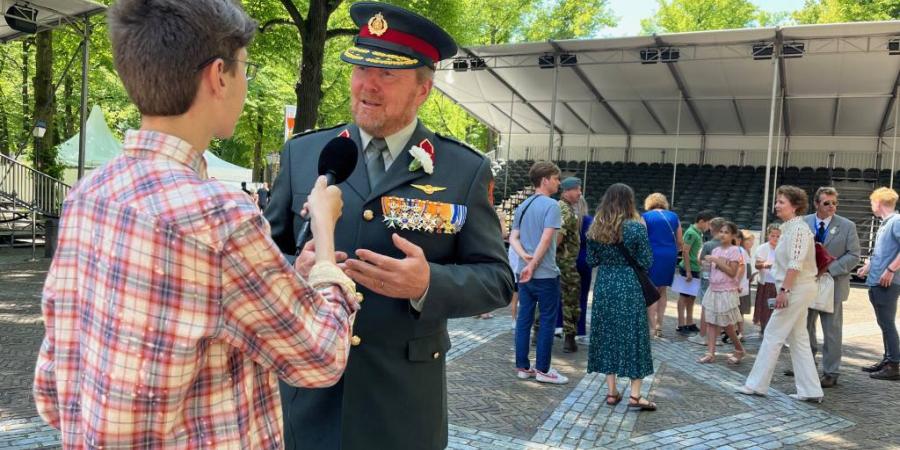 Koning Willem-Alexander wordt geïnterviewd tijdens de Veteranendag.